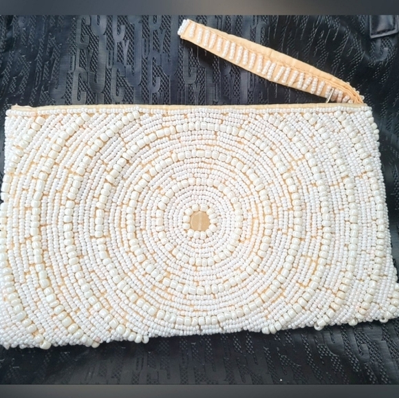 ❤️Beaded Pearl Wristlet - Picture 1 of 4
